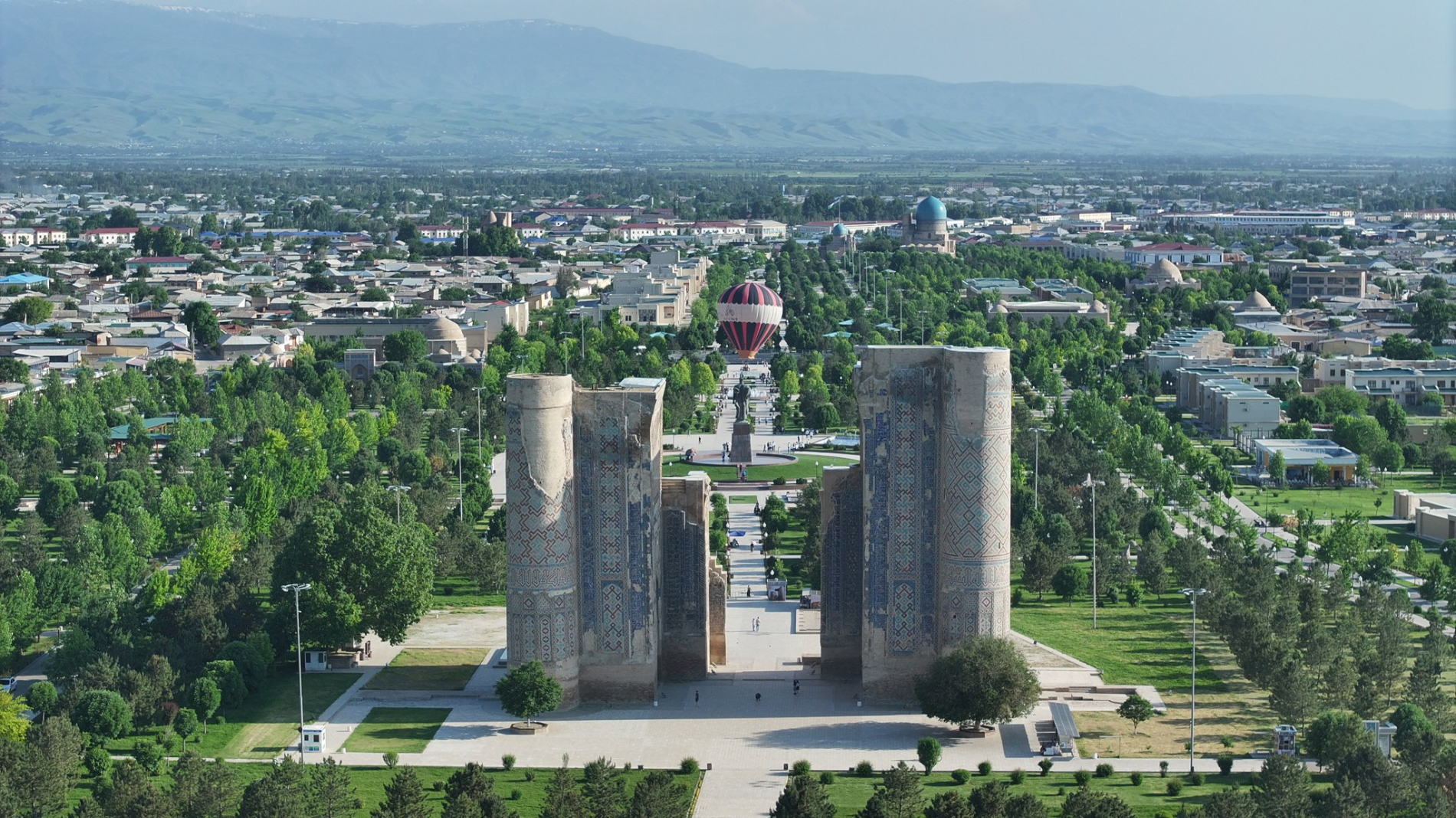 Oqsaroy va Amir Temur maydoni. 2026-yil aprel oyidagi fotolavhalar.